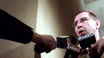 El Cardenal Roger Mahony en foto de mayo de 2003. La Arquidiócesis de LA tomó fondos destinados a cuidar sus cementerios para compensar a las víctimas de abuso sexual por parte de curas.