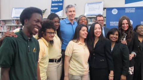 Funcionarios federales y de HISD con miembros de la comunidad de la preparatoria Lee en Houston.