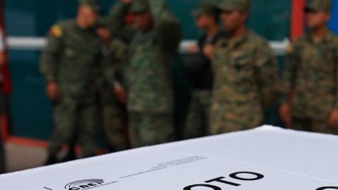 Los ecuatorianos votarán al presidente el 17 de febrero y ganará el cargo el candidato que alcance la mayoría de los votos válidos más uno, es decir, sin incluir ni nulos ni blancos.