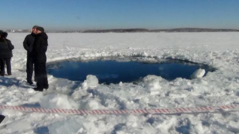 Ya va en 1,100 la cuenta de heridos en Rusia por meteoro. Sólo 48 permanecen en el hospital. En la foto, el supuesto lugar de la caída del cuerpo celeste.