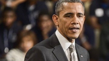 Barack Obama da su discurso, ayer, donde llama a aumentar el salario mínimo y habla del desarrollo del país, en Chicago.