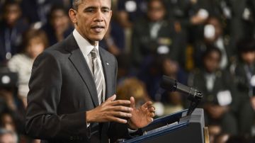 Barack Obama da su discurso, ayer, donde llama a aumentar el salario mínimo y habla del desarrollo del país, en Chicago.