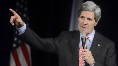 El secretario de Estado de EEUU, John Kerry, pronuncia su discurso durante su visita a la sede del USAID en Washington, D. C.
