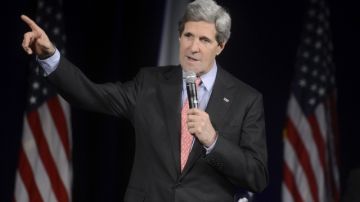 El secretario de Estado de EEUU, John Kerry, pronuncia su discurso durante su visita a la sede del USAID en Washington, D. C.