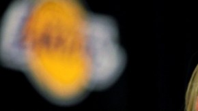 Jerry Buss, sonriente en una conferencia de prensa