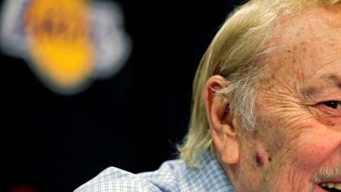 Jerry Buss, sonriente en una conferencia de prensa