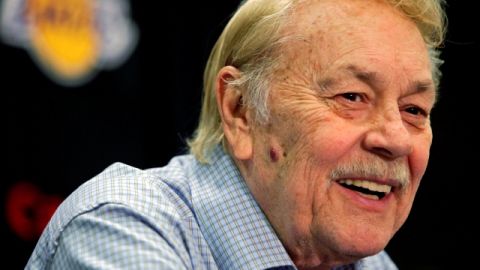 Jerry Buss, sonriente en una conferencia de prensa