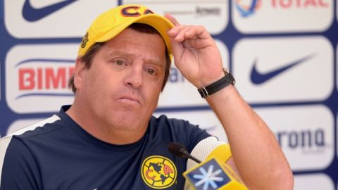 El técnico de las Águilas, Miguel Herrera, atiende a los reporteros en la conferencia para hablar del enfrentamiento de hoy ante Toluca.