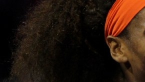 Serena trata de contener las lágrimas, mas no la emoción.