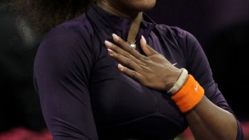 Serena trata de contener las lágrimas, mas no la emoción.