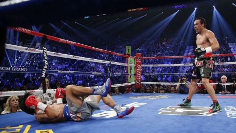 Márquez vence con nocáut condundente a Pacquiao en el sexto asalto, el 9 de diciembre de 2012.