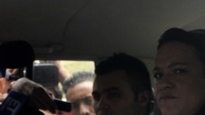 Los policías colombianos Víctor Alfonso González (izq.) y Cristian Camilo Yate (der.) pasan junto a la prensa  ayer, luego de ser liberados.