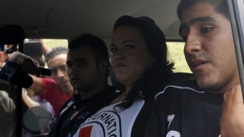 Los policías colombianos Víctor Alfonso González (izq.) y Cristian Camilo Yate (der.) pasan junto a la prensa  ayer, luego de ser liberados.