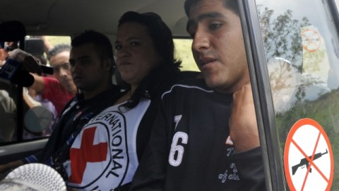 Los policías colombianos Víctor Alfonso González (izq.) y Cristian Camilo Yate (der.) pasan junto a la prensa ayer, luego de ser liberados.