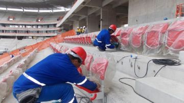 Electricistas trabajan en la Arena Pernambuco, a 19 kilómetros de Re- cife, uno  de los estadios que será sede en la Copa Confederaciones