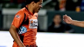 El argentino Alejandro Bentos (der.) tratará de guiar al FAS a la victoria hoy sobre  el Alianza. Aquí en un juego ante el Águila.