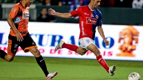 El argentino Alejandro Bentos (der.) tratará de guiar al FAS a la victoria hoy sobre  el Alianza. Aquí en un juego ante el Águila.