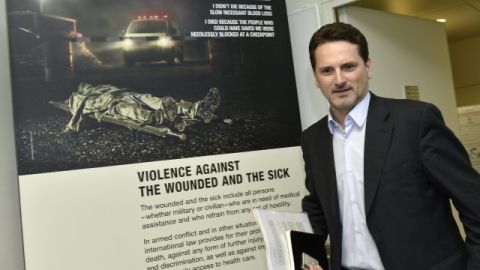 El director de operaciones de la Cruz Roja, Pierre Kraehenbuehl en entrevista  en Ginebra, Suiza, ayer, en la que comentó la situación que viven países como Yemen o Siria.