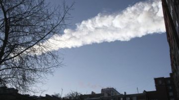 Estela de vapor dejada por un meteorito caído en la región rusa de Cheliábinsk, ayer, en los montes Urales,  Rusia.