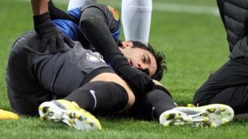 El delantero argentino  del Inter de Milán,  Diego Milito, al momento de sufrir la lesión que lo mantendrá alejado de las canchas.