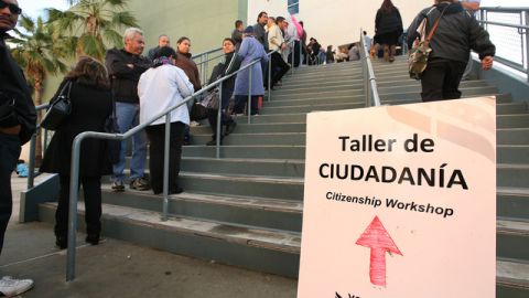 La legalización de los trabajadores sin papeles debe contemplar una vía a la ciudadanía.