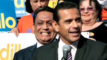 El alcalde de Los Ángeles, Antonio Villaraigosa, endosó ayer en un acto público a Gil Cedillo, candidato a concejal por el Distrito 1.