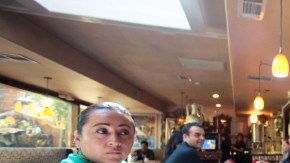 Ecuatorianos reunidos en el Restaurante El Caserío de Los Ángeles hablan de las elecciones de este domingo.