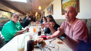 Ecuatorianos reunidos en el Restaurante El Caserío de Los Ángeles hablan de las elecciones de este domingo.