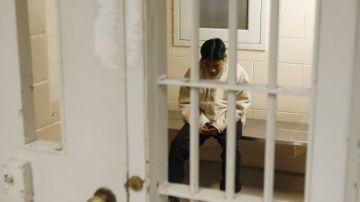 Un inmigrante en una celda de la prisión Bell-Dysar, del Sheriff del condado de Maricopa.