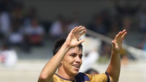 Efraín Velarde celebra con su compañero Luis Fernando Fuentes una anotación ante Monarcas.