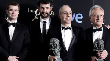 El director Pablo Berger, acompañado por los productores de la cinta "Blancanieves", posa tras recibir el Goya a la mejor película.