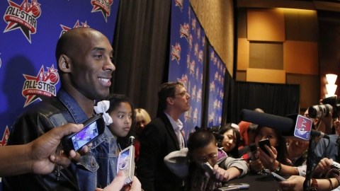 Kobe Bryant responde a los cuestionamientos de los reporteros en la reunión previa al Juego de Estrellas en el Toyota Center.