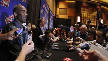 Kobe Bryant responde a los cuestionamientos de los reporteros en la reunión previa al Juego de Estrellas en el Toyota Center.
