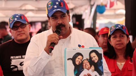El vicepresidente, Nicolás Maduro, sosteniendo una fotografía en visita a un mercado popular, en Caracas.