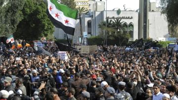 Seguidores del jeque Ahmad al Assir, hacen protesta solidaria con el pueblo  y los refugiados sirios, en Beirut, Líbano.