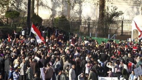 Manifestantes en una protesta  contra el gobierno de Mohamed Mursi, a las afueras del palacio presidencial de El Cairo, Egipto.