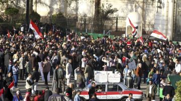 Manifestantes en una protesta  contra el gobierno de Mohamed Mursi, a las afueras del palacio presidencial de El Cairo, Egipto.