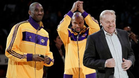 Jerry Buss, dueño y forjador del legado de los Lakers de Los Ángeles, murió a los 80 años.