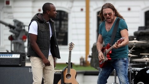 Fher Olvera y Álex Gonzalez, junto a Thiaguinho.