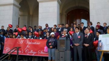 Estudiantes viajaron a Sacramento para dar su apoyo a la propuesta del Senador De León.