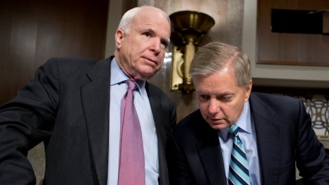 Senadores John McCain (R-Ariz) y Lindsey Graham (R-CS) conferencian en audiencia del Comité de Servicios Armados del Senado, ayer.