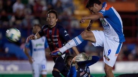 Luis Ángel Landín anota ante el esfuerzo inútil del portero de los Po- tros, Jorge Villalpando. Fue el 1-0 para los emplumados al 67'.