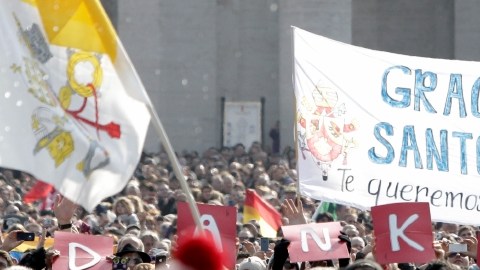 Fieles católicos muestran su agradecimiento al papa Benedicto XVI en pancartas en  diferentes idiomas, ayer,   en la Plaza de San Pedro en el Vaticano.