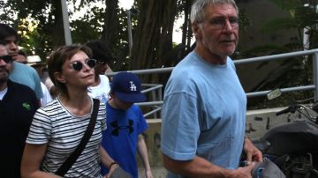 Harrison Ford (der.) paseó ayer en compañía de su esposa, Calista Flockhart, por  Río de Janeiro.