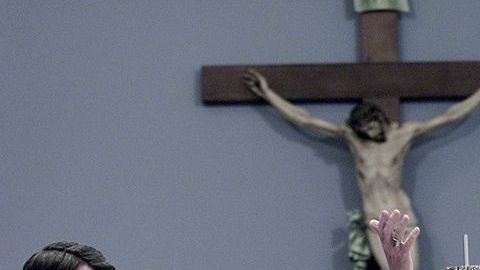 La revista Famiglia Cristiana cuestiona la asistencia del ex arzobispo Roger Mahony al próximo Cónclave.