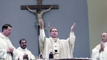 La revista Famiglia Cristiana cuestiona la asistencia del ex arzobispo Roger Mahony al próximo Cónclave.