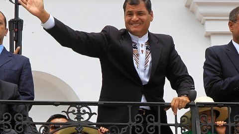 El presidente ecuatoriano, Rafael Correa (izq.), quien fue reelegido el domingo y el vicepresidente electo, Jorge Glass (der.), celebran su triunfo desde el balcón del palacio.