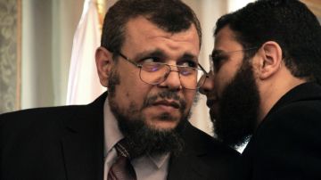 Jaled Alam Eldin (izq.), asesor del Presidente, quien fue despedido del gabinete del Gobierno egipcio por el mismo Mohamed Mursi.