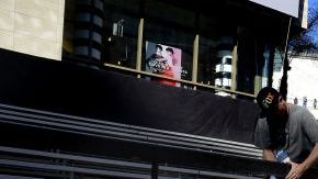 Un operario trabaja en la preparación para la 85 ceremonia de entrega de los premios Óscar, en el teatro Dolby de Hollywood, Los Ángeles. Los premios se entregan el 24 de febrero.