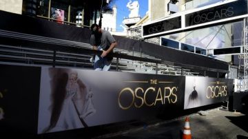 Un operario trabaja en la preparación para la 85 ceremonia de entrega de los premios Óscar, en el teatro Dolby de Hollywood, Los Ángeles. Los premios se entregan el 24 de febrero.